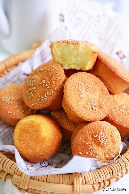 从小喜欢吃的蛋糕,家里有鸡蛋、面粉、糖、油就能做,比买的还香(用鸡蛋做蛋糕怎么做?)