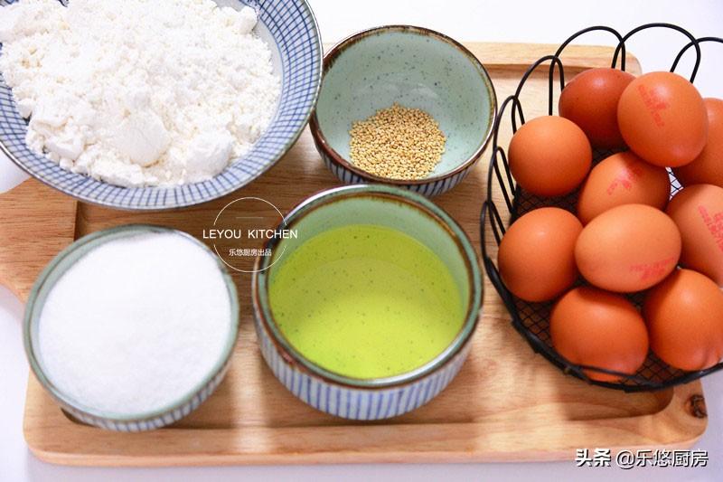 从小喜欢吃的蛋糕,家里有鸡蛋、面粉、糖、油就能做,比买的还香(用鸡蛋做蛋糕怎么做?)