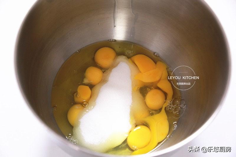 从小喜欢吃的蛋糕,家里有鸡蛋、面粉、糖、油就能做,比买的还香(用鸡蛋做蛋糕怎么做?)