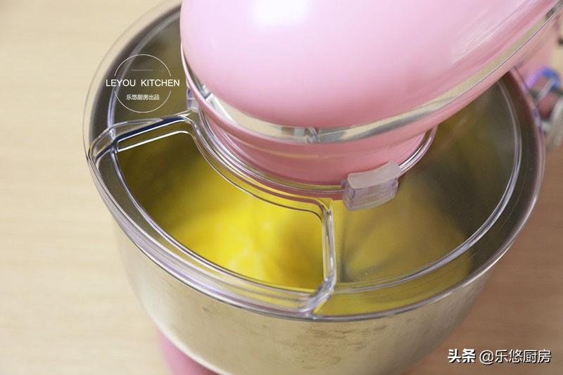 从小喜欢吃的蛋糕,家里有鸡蛋、面粉、糖、油就能做,比买的还香(用鸡蛋做蛋糕怎么做?)