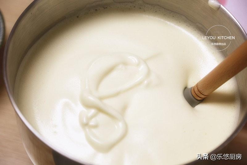 从小喜欢吃的蛋糕,家里有鸡蛋、面粉、糖、油就能做,比买的还香(用鸡蛋做蛋糕怎么做?)