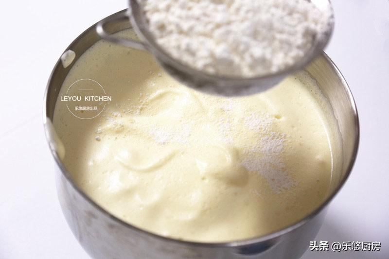 从小喜欢吃的蛋糕,家里有鸡蛋、面粉、糖、油就能做,比买的还香(用鸡蛋做蛋糕怎么做?)