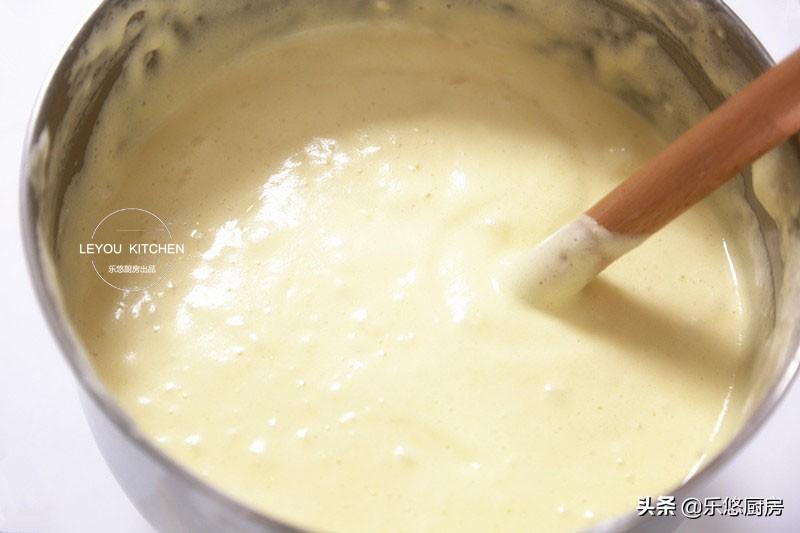 从小喜欢吃的蛋糕,家里有鸡蛋、面粉、糖、油就能做,比买的还香(用鸡蛋做蛋糕怎么做?)