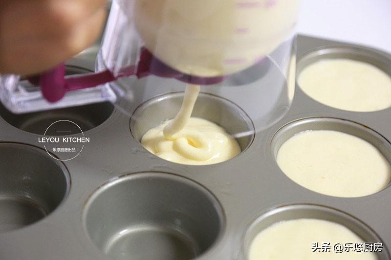 从小喜欢吃的蛋糕,家里有鸡蛋、面粉、糖、油就能做,比买的还香(用鸡蛋做蛋糕怎么做?)