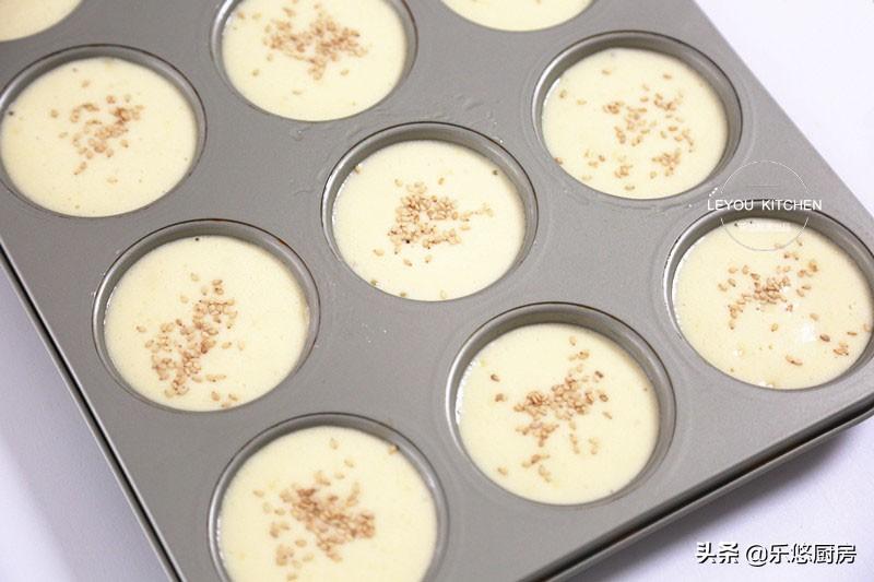 从小喜欢吃的蛋糕,家里有鸡蛋、面粉、糖、油就能做,比买的还香(用鸡蛋做蛋糕怎么做?)