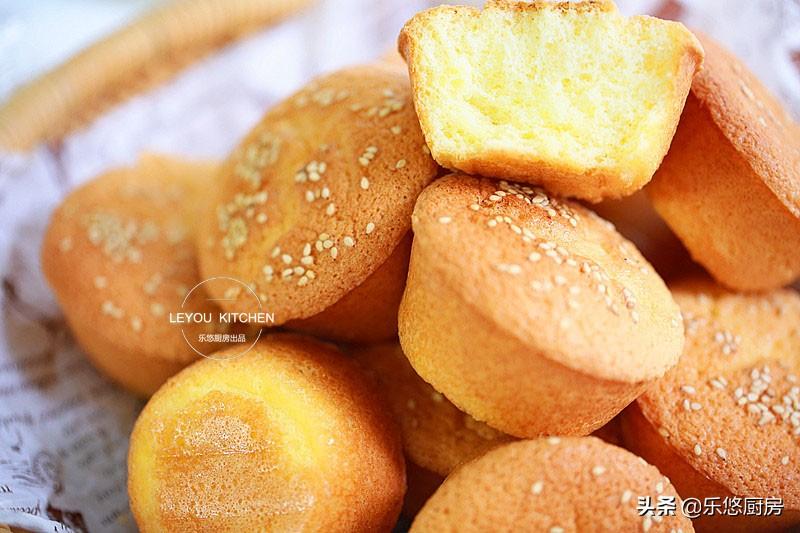 从小喜欢吃的蛋糕,家里有鸡蛋、面粉、糖、油就能做,比买的还香(用鸡蛋做蛋糕怎么做?)