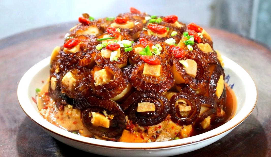 吃了几十年扣肉,第一次见这种做法,荤素搭配不油腻,越吃越想吃(请教扣肉的详细做法)