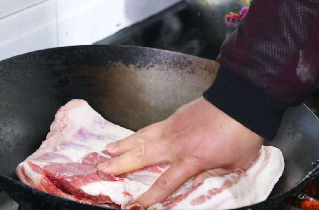 吃了几十年扣肉,第一次见这种做法,荤素搭配不油腻,越吃越想吃(请教扣肉的详细做法)