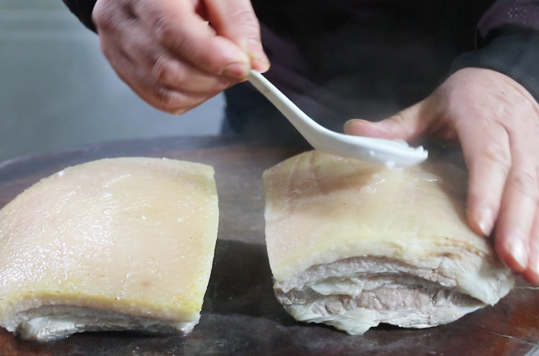 吃了几十年扣肉,第一次见这种做法,荤素搭配不油腻,越吃越想吃(请教扣肉的详细做法)