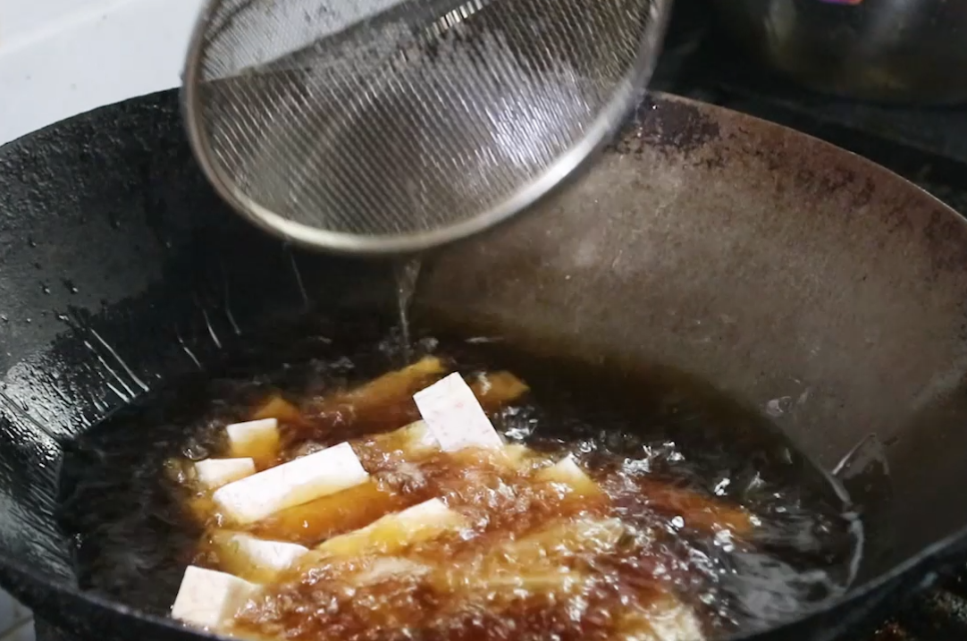 吃了几十年扣肉,第一次见这种做法,荤素搭配不油腻,越吃越想吃(请教扣肉的详细做法)