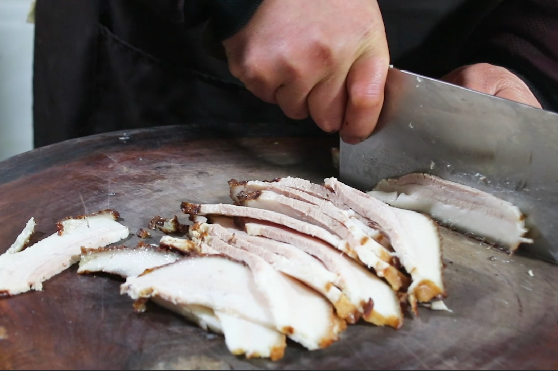 吃了几十年扣肉,第一次见这种做法,荤素搭配不油腻,越吃越想吃(请教扣肉的详细做法)