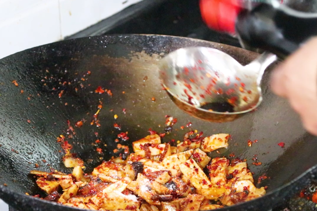 吃了几十年扣肉,第一次见这种做法,荤素搭配不油腻,越吃越想吃(请教扣肉的详细做法)