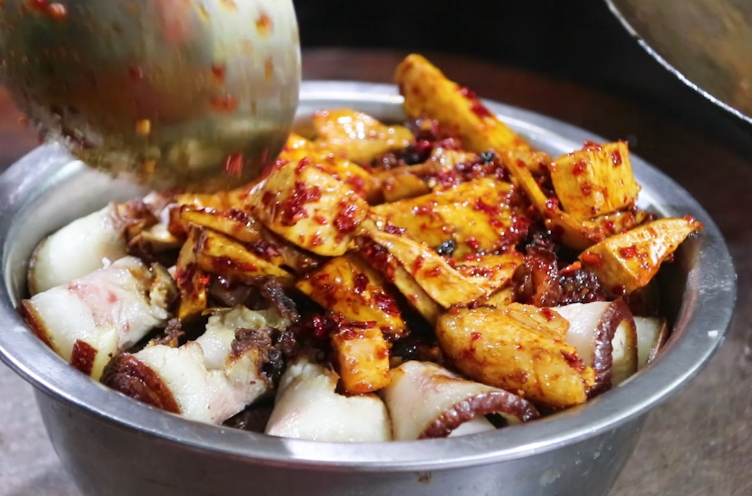 吃了几十年扣肉,第一次见这种做法,荤素搭配不油腻,越吃越想吃(请教扣肉的详细做法)