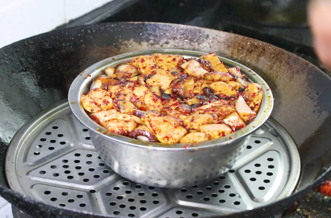 吃了几十年扣肉,第一次见这种做法,荤素搭配不油腻,越吃越想吃(请教扣肉的详细做法)