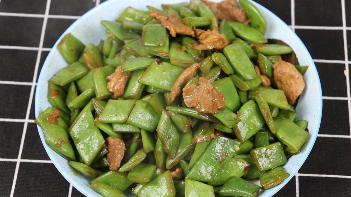 豆角炒肉的家常做法,步骤简单营养美味,厨房小白也能学会!(豆角炒肉的简单做法视频)