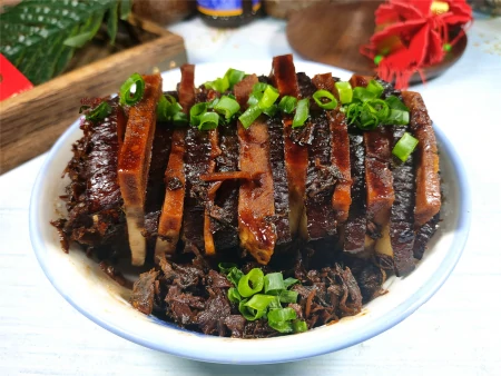 过年蒸梅干菜扣肉,这方法零失手,中间还有整块的香芋,越吃越香(如何蒸梅干菜扣肉)