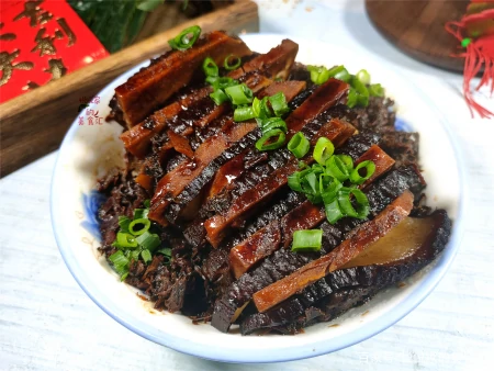 过年蒸梅干菜扣肉,这方法零失手,中间还有整块的香芋,越吃越香(如何蒸梅干菜扣肉)