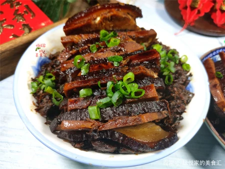 过年蒸梅干菜扣肉,这方法零失手,中间还有整块的香芋,越吃越香(如何蒸梅干菜扣肉)