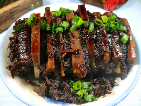 过年蒸梅干菜扣肉,这方法零失手,中间还有整块的香芋,越吃越香(如何蒸梅干菜扣肉)
