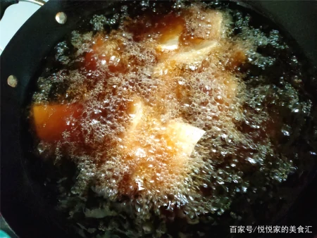 过年蒸梅干菜扣肉,这方法零失手,中间还有整块的香芋,越吃越香(如何蒸梅干菜扣肉)