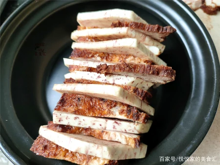 过年蒸梅干菜扣肉,这方法零失手,中间还有整块的香芋,越吃越香(如何蒸梅干菜扣肉)