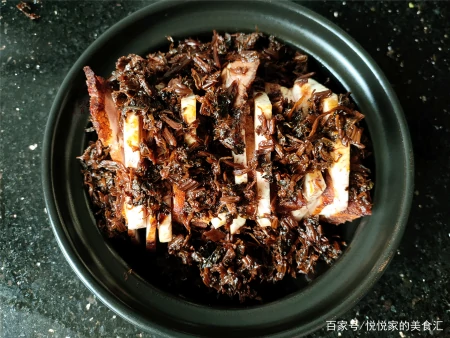 过年蒸梅干菜扣肉,这方法零失手,中间还有整块的香芋,越吃越香(如何蒸梅干菜扣肉)