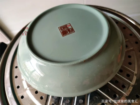 过年蒸梅干菜扣肉,这方法零失手,中间还有整块的香芋,越吃越香(如何蒸梅干菜扣肉)