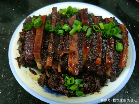 过年蒸梅干菜扣肉,这方法零失手,中间还有整块的香芋,越吃越香(如何蒸梅干菜扣肉)