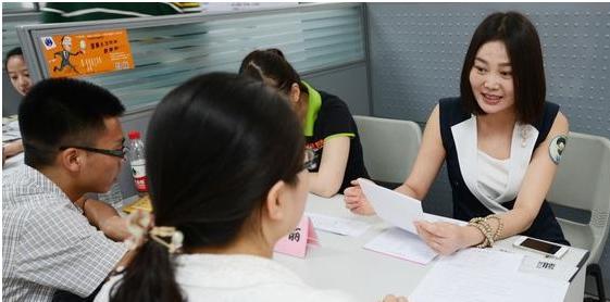 面试官:做个简单的自我介绍!傻瓜说个没完,聪明人只讲这3点-自我介绍面试简单大方