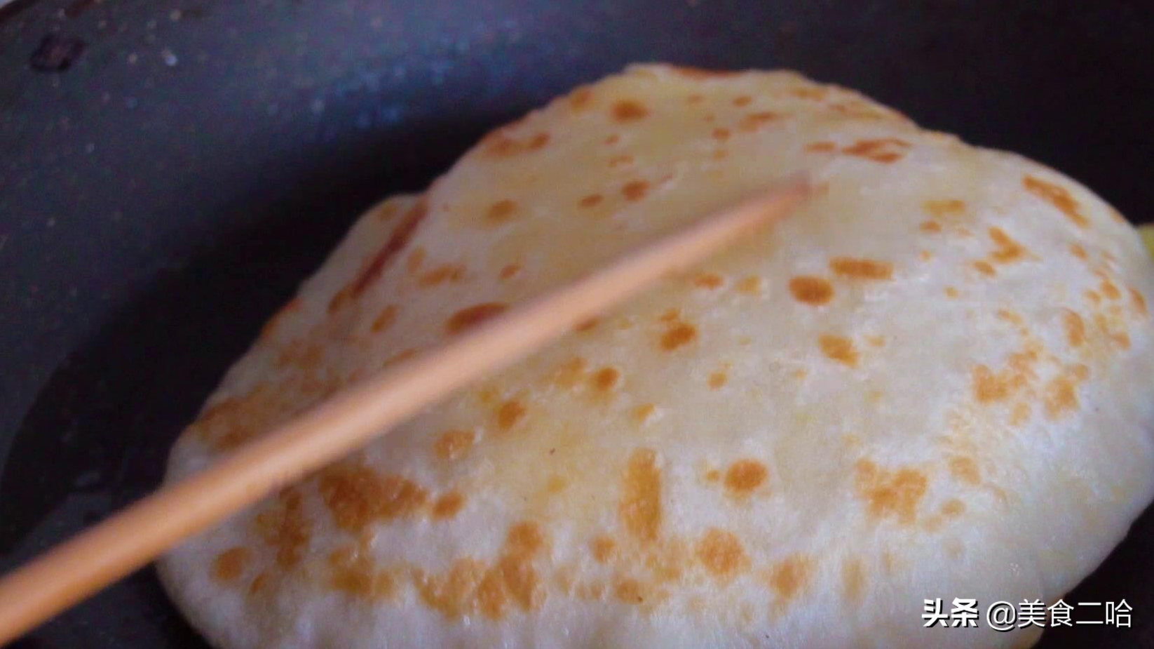 鸡蛋灌饼鼓泡的秘诀都在这,1包1擀,蓬松又柔软,想失败都难(鸡蛋灌饼怎么鼓包的做法)