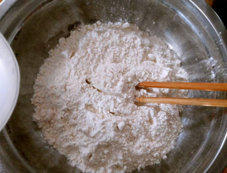 早餐想吃鸡蛋灌饼,手把手教你做,饼香酥蛋鲜香,早起30分钟搞定(家做鸡蛋灌饼的做法)