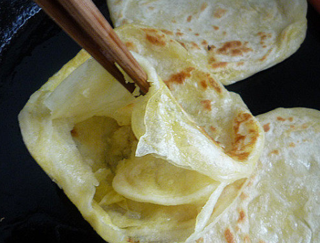 早餐想吃鸡蛋灌饼,手把手教你做,饼香酥蛋鲜香,早起30分钟搞定(家做鸡蛋灌饼的做法)