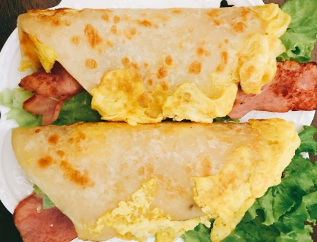 早餐想吃鸡蛋灌饼,手把手教你做,饼香酥蛋鲜香,早起30分钟搞定(家做鸡蛋灌饼的做法)