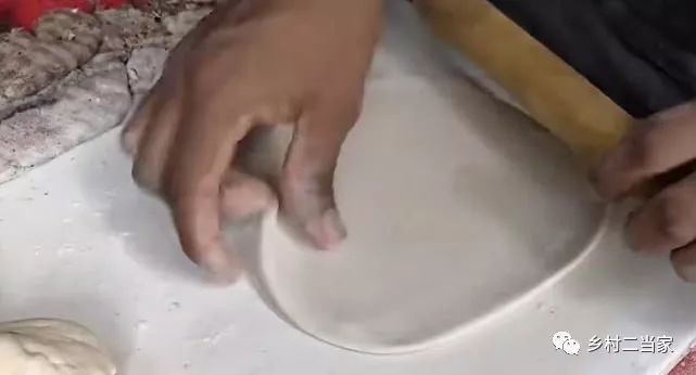 没想到印度街头出现了鸡蛋灌饼!制作有模有样,灌法给满分(小度小度鸡蛋灌饼的做法)