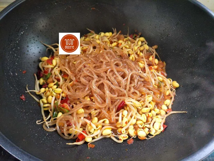 豆芽和它天生是一对,简单一炒,好吃死了,三天不吃馋的慌!(豆芽和什么炒比较好吃?)