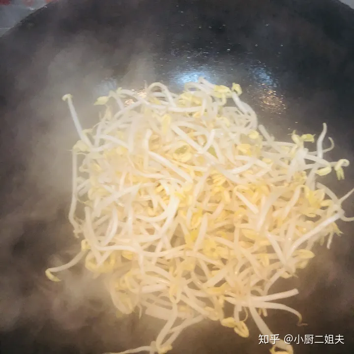 一块钱一大把的豆芽菜怎么吃?二姐夫教你两分钟做爆炒豆芽菜!(豆芽菜这么做好吃)