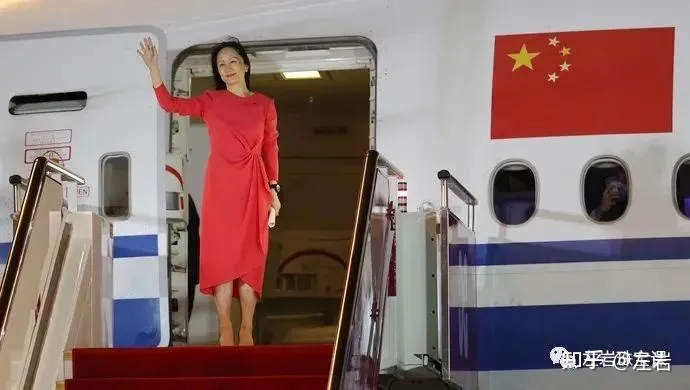 左岩:“破茧成蝶”孟晚舟,回国后首次公开露面,近10万蝴蝶胸针增添优雅自信本色!-孟晚舟左脚腕戴的是什么