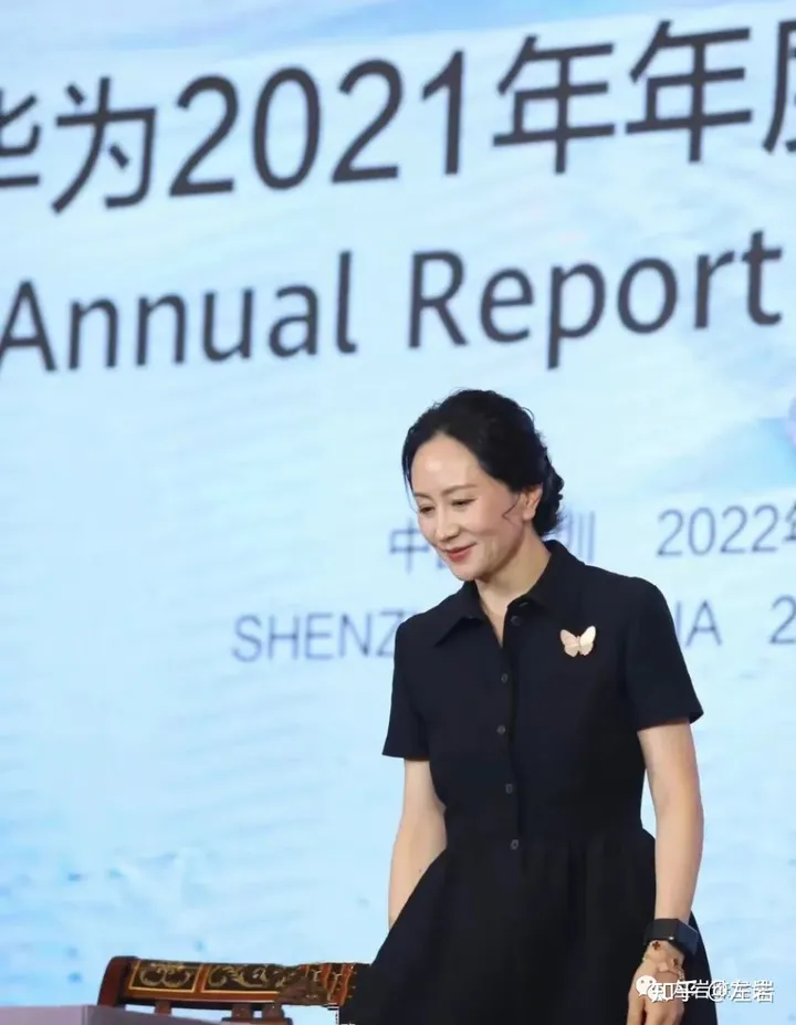 左岩:“破茧成蝶”孟晚舟,回国后首次公开露面,近10万蝴蝶胸针增添优雅自信本色!-孟晚舟左脚腕戴的是什么