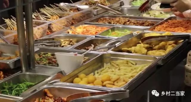 国内某大学自助餐,一大盘菜12元按斤卖,荤素都有学生抢着买-大学生自助食堂