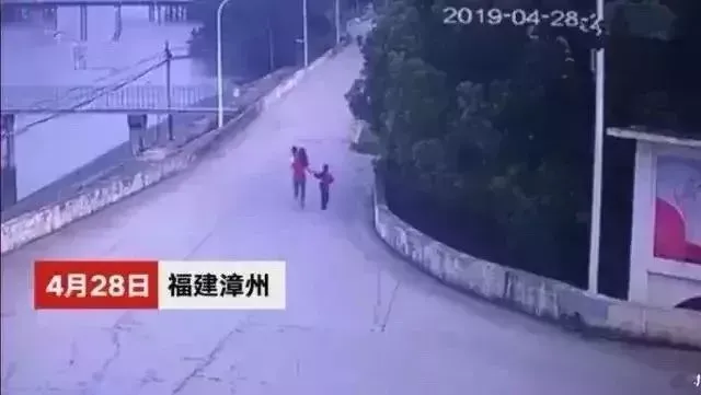 28岁妈妈携两子自杀:害死她的不是婆媳关系,而是...-母亲带着两个孩子从24楼跳下