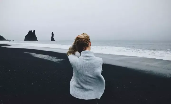 28岁妈妈携两子自杀:害死她的不是婆媳关系,而是...-母亲带着两个孩子从24楼跳下