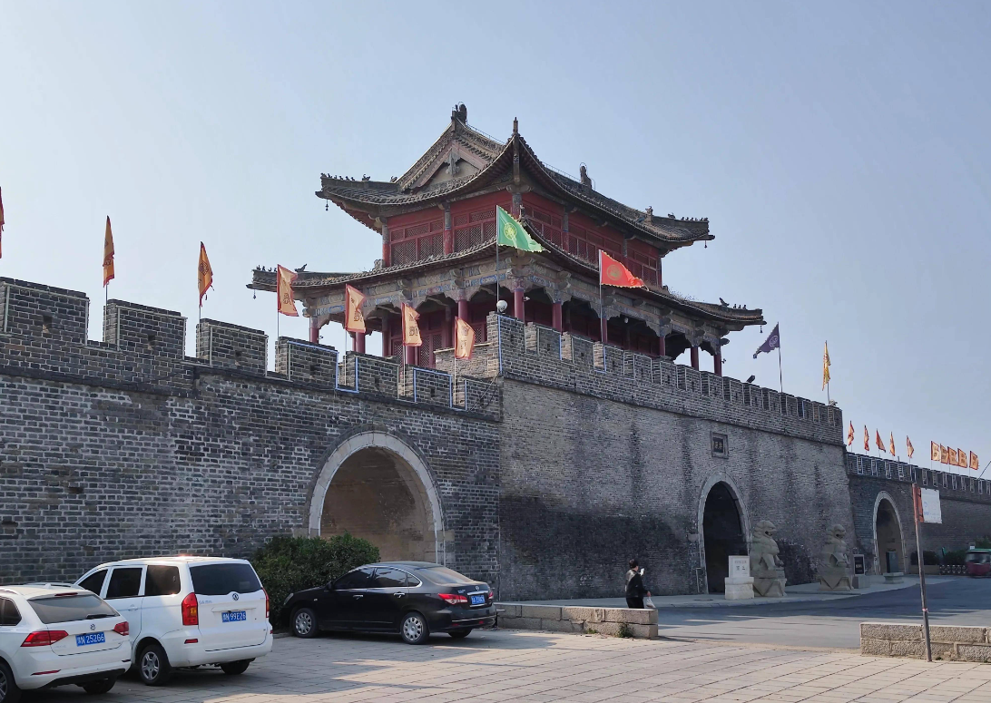 河南商丘古城骆驼被多人持棍打致屈膝求饶?回应:事发古城外(河南骆驼湾)