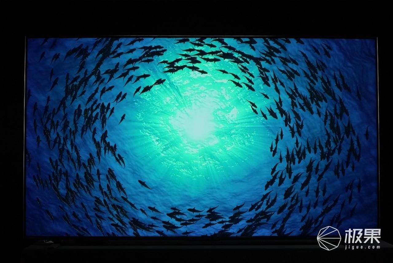 2023年度爆款王:海信电视U7K 不一样的视觉感受(海信u7f电视深度评测)