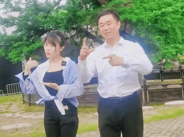 “挖呀挖”黄老师开始转型:素颜遭吐槽 “丑”局长解围-黄老师什么意思