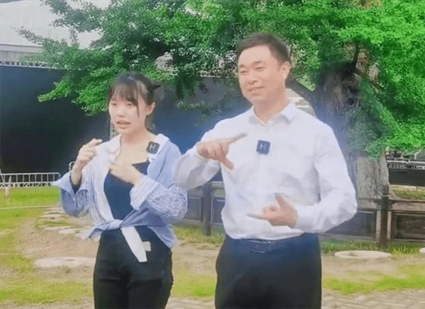 “挖呀挖”黄老师开始转型:素颜遭吐槽 “丑”局长解围-黄老师什么意思