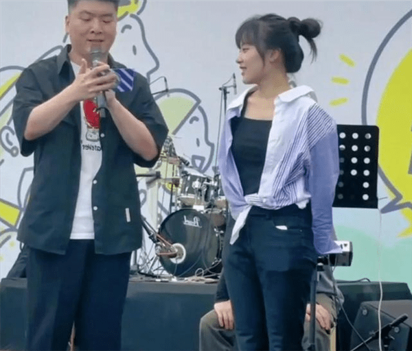 “挖呀挖”黄老师开始转型:素颜遭吐槽 “丑”局长解围-黄老师什么意思