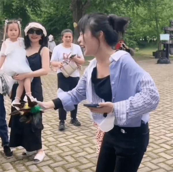 “挖呀挖”黄老师开始转型:素颜遭吐槽 “丑”局长解围-黄老师什么意思