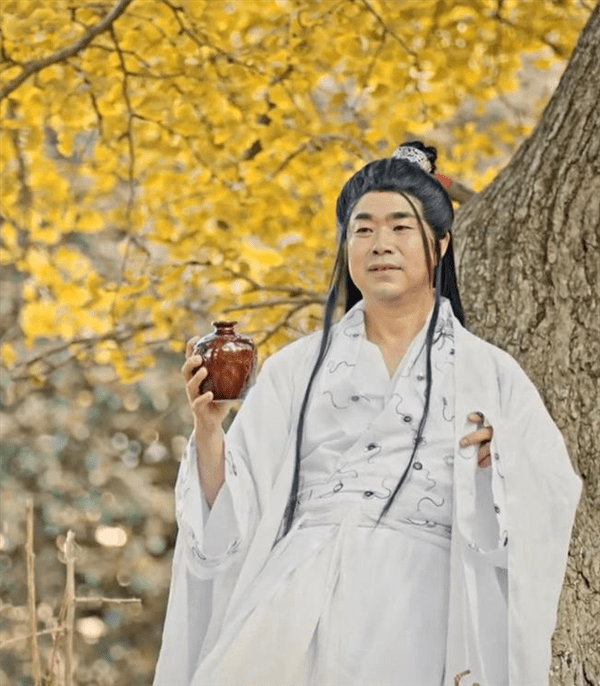 “挖呀挖”黄老师开始转型:素颜遭吐槽 “丑”局长解围-黄老师什么意思