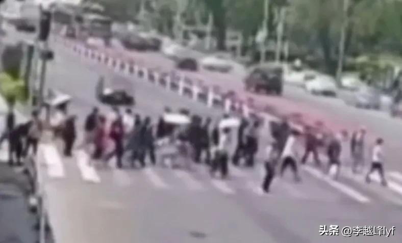 大连宝马车主,报复社会撞死5人8人受伤,如今终于被执行死刑!(大连宝马撞人视频在线)