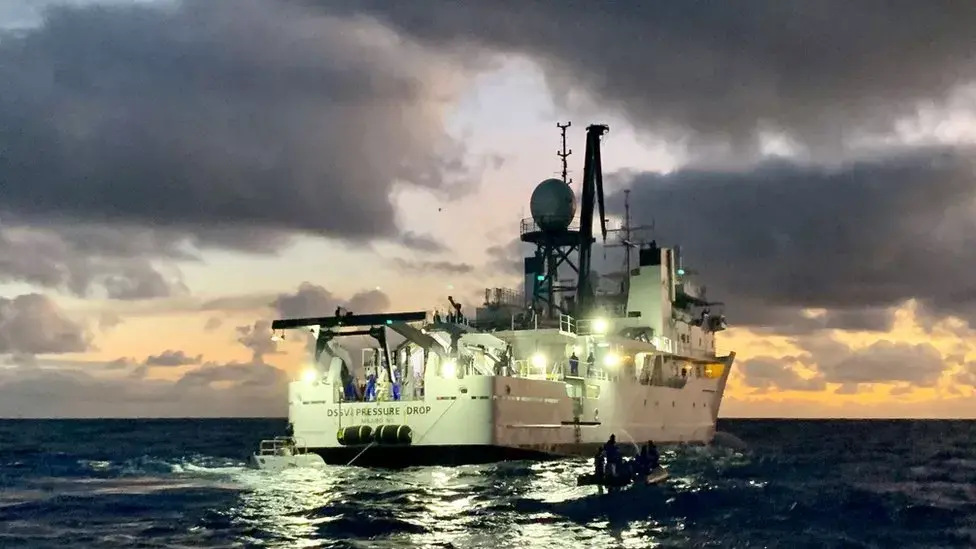 打破纪录!科学家在深海8336米找到一群小鱼,能活下来简直奇迹!(在海底的小鱼叫什么)